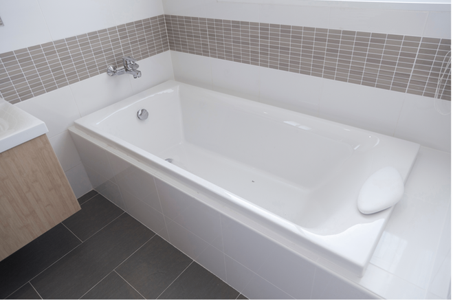 Simple remodeled bathtub equipped with small pillow